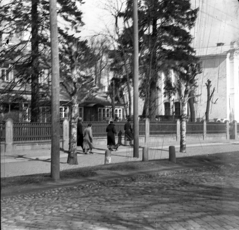 Riia tänav, taamal  Tartu Poeglaste Gümnaasium