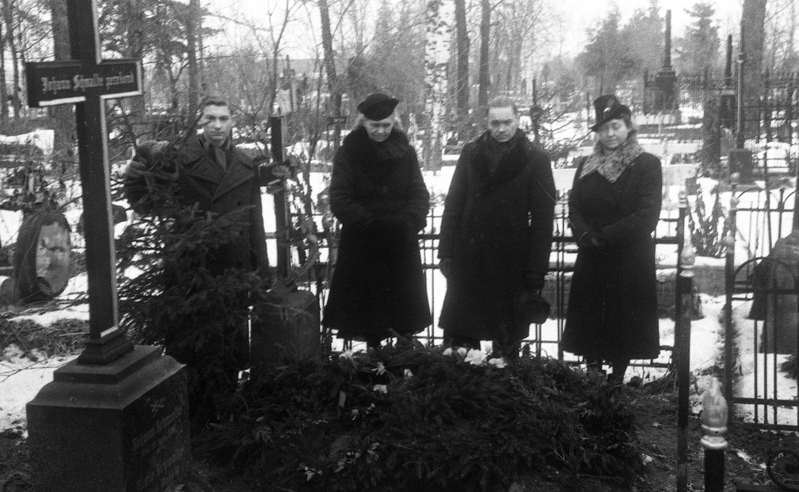 Elmar Kaldi abikaasa Ida Kald (paremalt esimene) ja Elmar Kaldi poeg Taevo Kald (vasakult esimene) mehe ja naisega surnuaial perekond Scwalbe rahulas (matused)