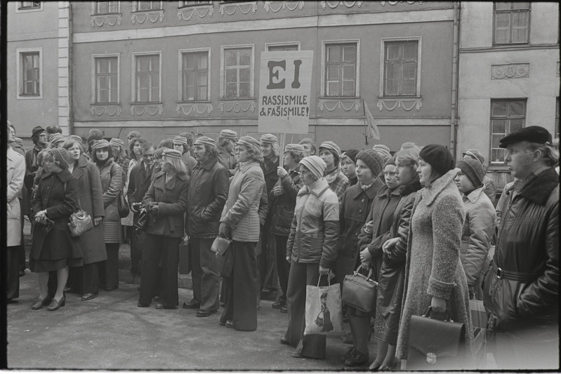 Rahvaste sõpruse päevad Tartu ülikoolis. Miiting ülikooli peahoone ees. Aprill 1977. a.