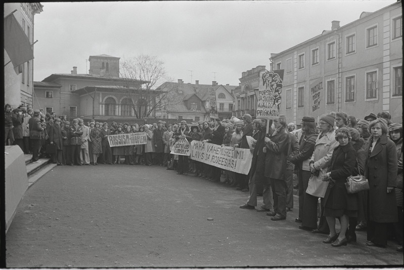 Rahvaste sõpruse päevad Tartu ülikoolis. Miiting ülikooli peahoone ees. Aprill 1977. a.