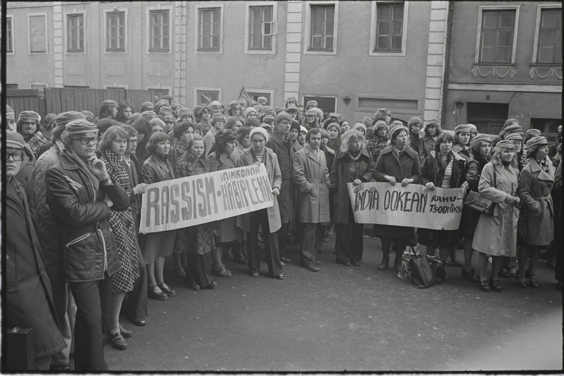 Rahvaste sõpruse päevad Tartu ülikoolis. Miiting ülikooli peahoone ees. Aprill 1977. a.