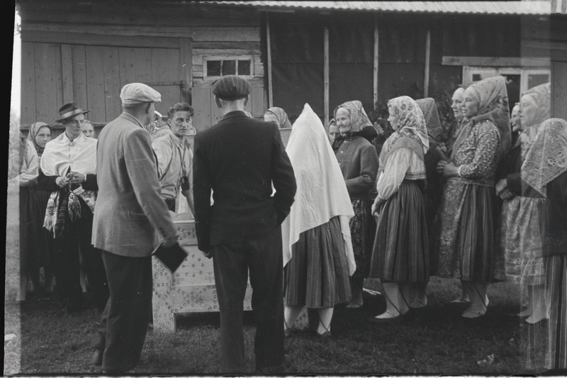 Filmi "Kihnu pulmakombed" filmimise ajal tehtud fotod. 1953.-1956. a.