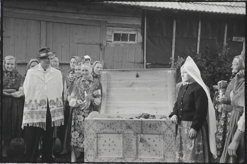 Filmi "Kihnu pulmakombed" filmimise ajal tehtud fotod. 1953.-1956. a.
