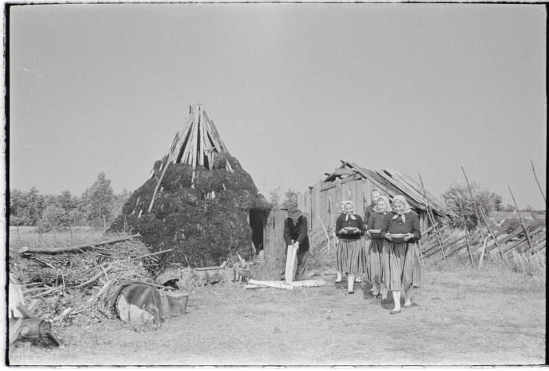 Filmi "Kihnu pulmakombed" filmimise ajal tehtud fotod. 1953.-1956. a.