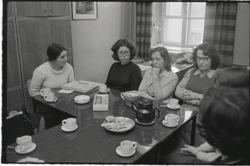 Vene keele olümpiaadi võitjad Tartu ülikoolis vene keele? kateedris. Mai 1977. a.