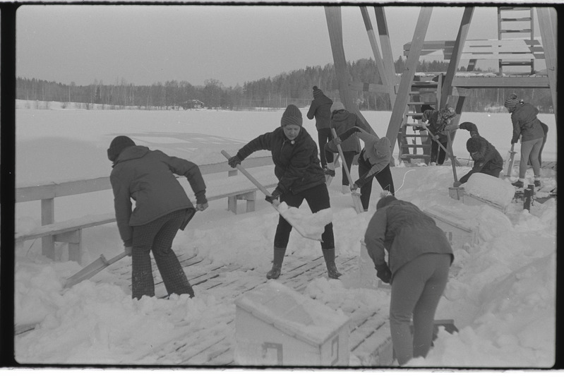 Tartu ülikooli majandusteaduskonna üliõpilased Käärikul puhkelaagris. Veebruar 1976. a.