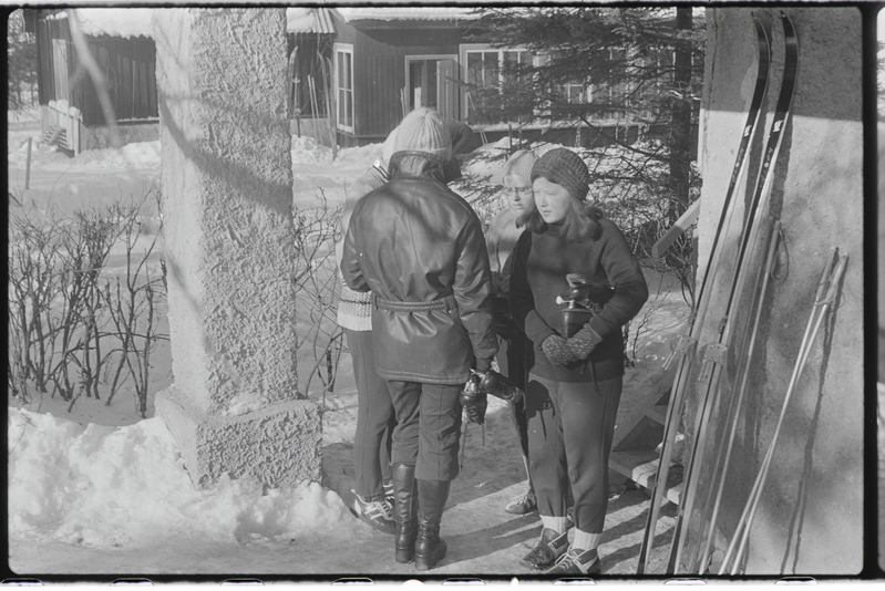 Tartu ülikooli majandusteaduskonna üliõpilased Käärikul puhkelaagris. Veebruar 1976. a.