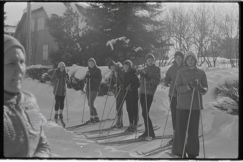 Tartu ülikooli majandusteaduskonna üliõpilased Käärikul puhkelaagris. Veebruar 1976. a.