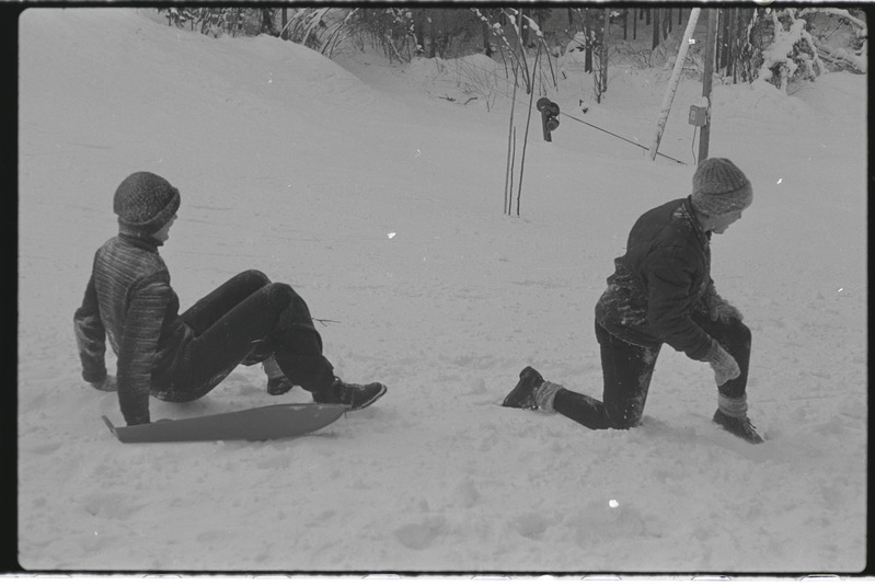 Tartu ülikooli majandusteaduskonna üliõpilased Käärikul puhkelaagris. Veebruar 1976. a.