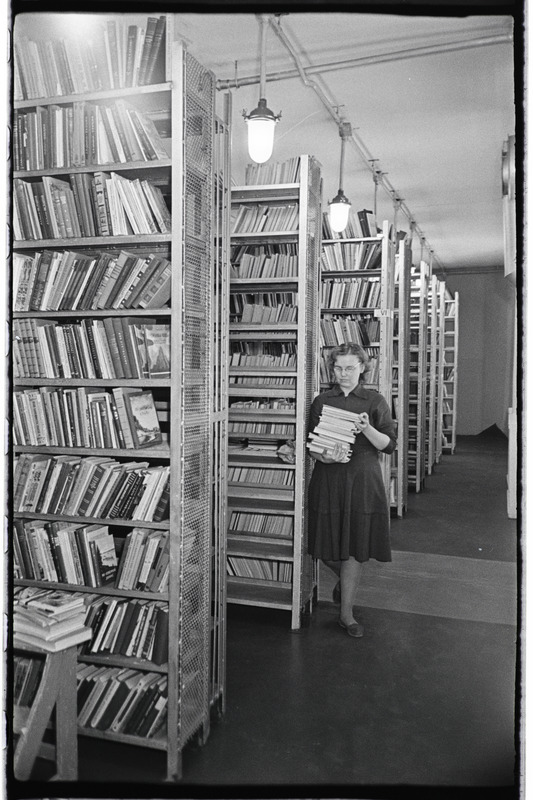 Tartu ülikooli teadusliku raamatukogu remont-kolimine. Uus osakond alumisel korrusel. 1965. a.