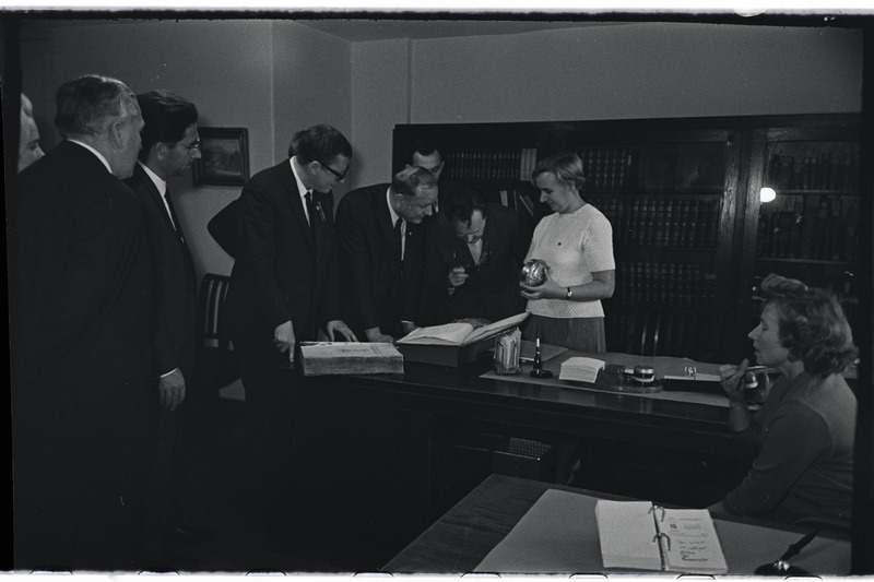 Saksa DV valitsus Tartu ülikoolis 1966. a. Vastuvõtt rektoraadis ja külaskäik teaduslikku raamatukokku