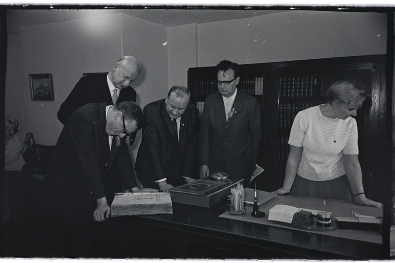 Saksa DV valitsus Tartu ülikoolis 1966. a. Vastuvõtt rektoraadis ja külaskäik teaduslikku raamatukokku