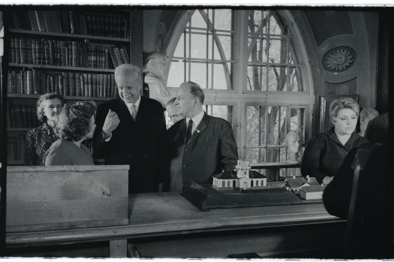 Saksa DV valitsus Tartu ülikoolis 1966. a. Vastuvõtt rektoraadis ja külaskäik teaduslikku raamatukokku