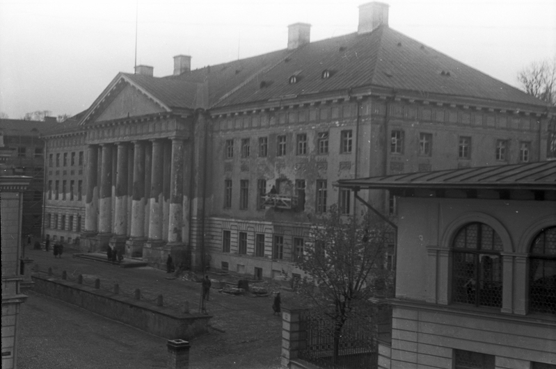 Tartu Ülikooli peahoone (Ülikooli 18, Tartu) (ülikooli hooneid purustatud kujul ja sisemust)