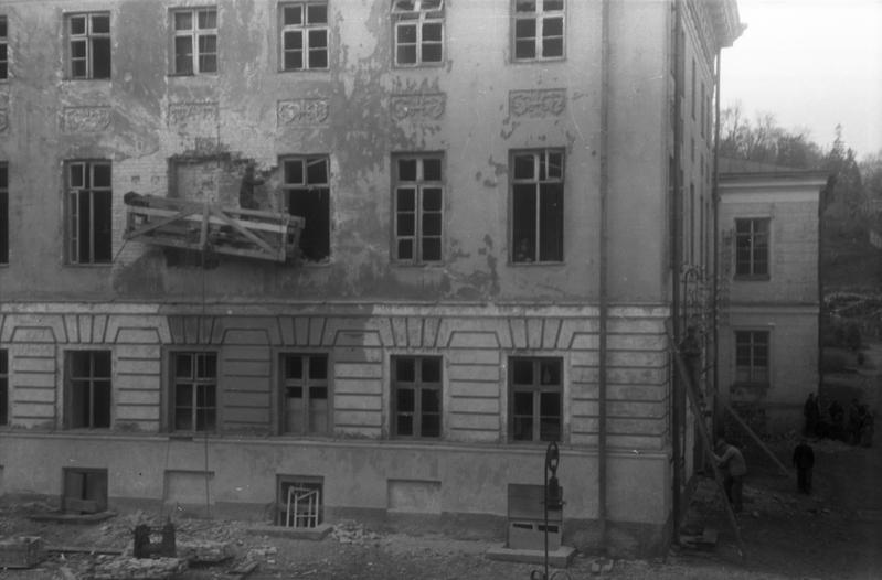 Tartu Ülikooli peahoone (Ülikooli 18, Tartu) (ülikooli hooneid purustatud kujul ja sisemust)