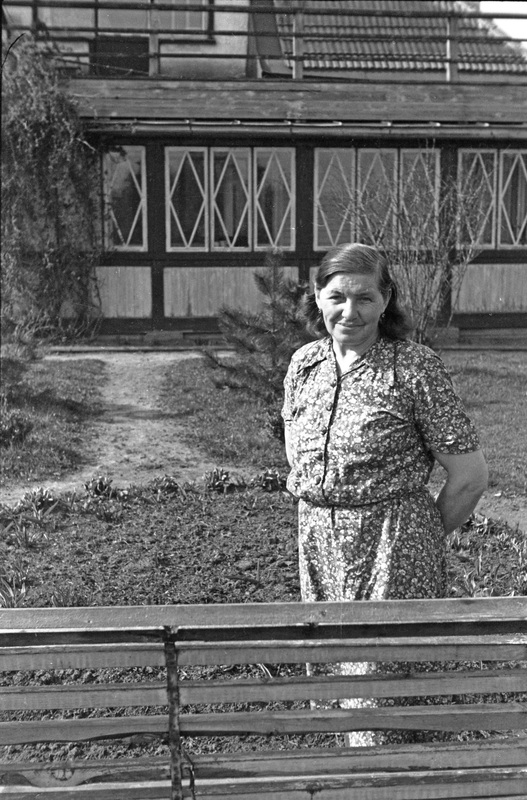Oskar Lutsu abikaasa Valentina Luts aias