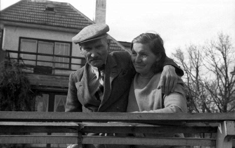 Kirjanik Oskar Luts koos oma abikaasa Valentina Lutsuga aias