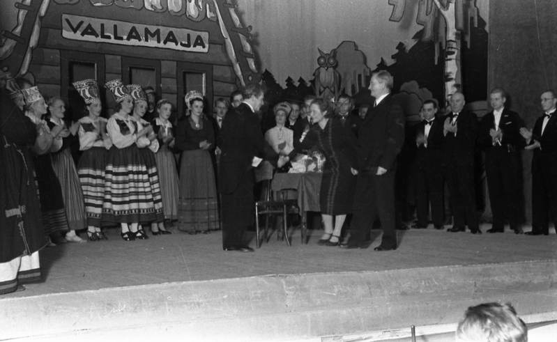 Juhan Simm (esiplaanil vasakul) ja inimesed laval