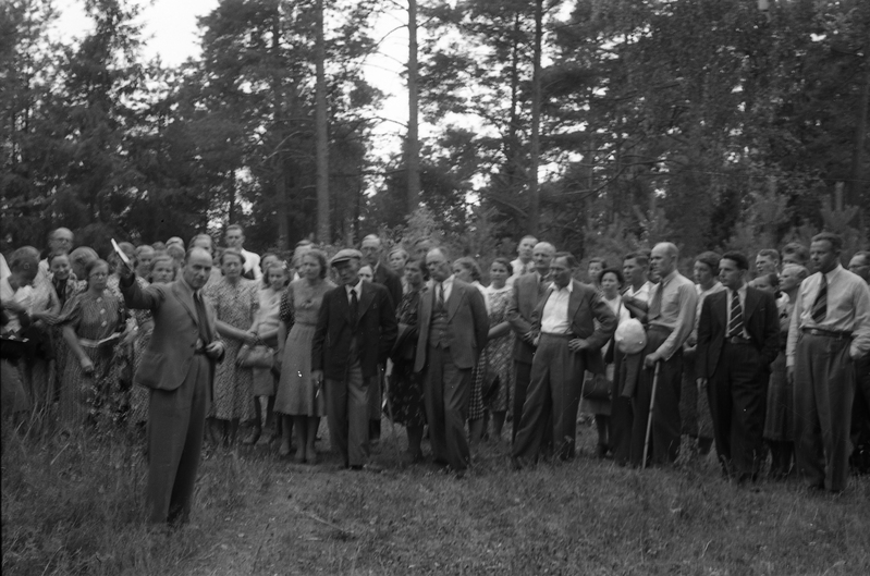Grupp inimesi seismas (Elva metsas?)