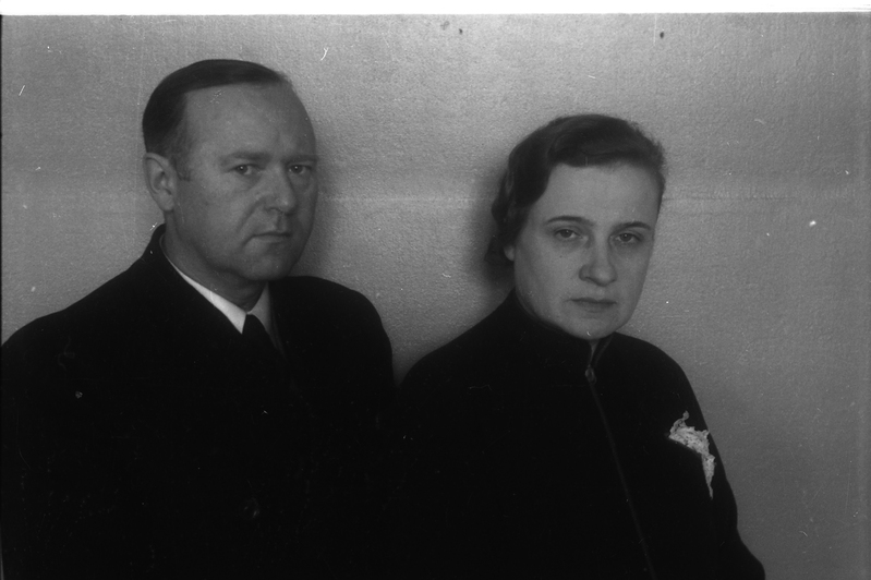 TRÜ pearaamatupidaja Elmar August Kristjan Asmus (vasakul) ja naine (TRÜ töötajad, ülikooli ametnikud)