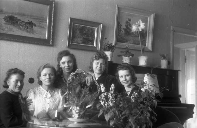 Tartu polikliiniku laboriarst Maria Jansen-Ora (vasakult kolmas) ja neli naist lillede taga istumas (dr Ora oma perega)