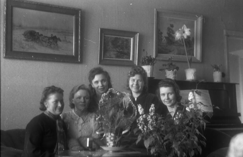 Tartu polikliiniku laboriarst Maria Jansen-Ora (vasakult kolmas) ja neli naist lillede taga istumas (dr Ora oma perega)