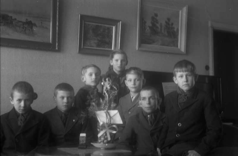 Tartu polikliiniku laboriarst Maria Jansen-Ora (vasakult kolmas) ja neli naist lillede taga istumas (dr Ora oma perega)
