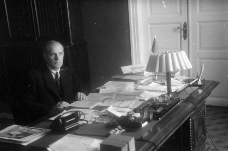 TRÜ rektor prof Alfred Koort oma kabinetis kirjutuslaua taga