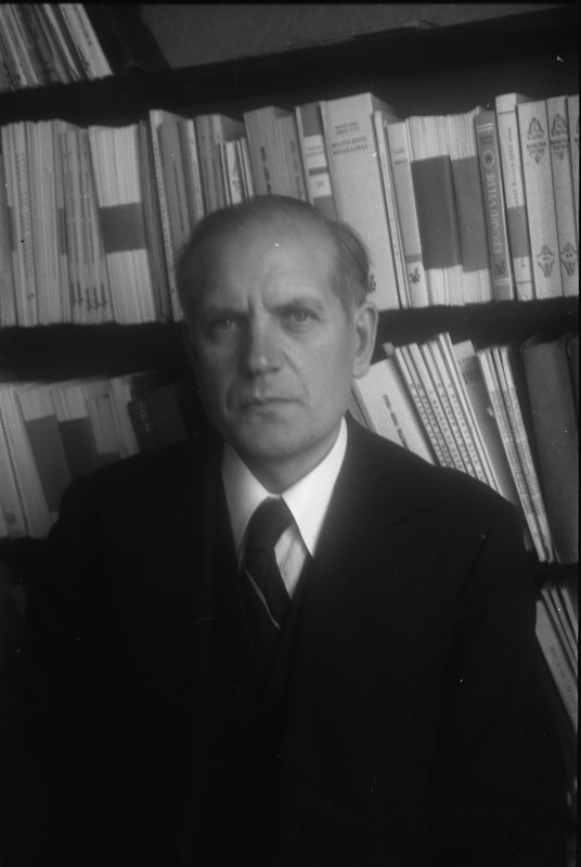 TRÜ rektor (1944–51) prof Alfred Koort oma kodus raamaturiiuli taustal