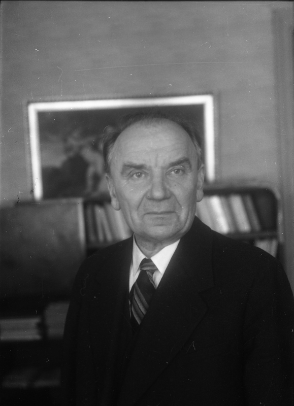 Tähetorni direktor (1919-48), TRÜ astronoomiakateedri juhataja (1919-59) prof Taavet Rootsmäe