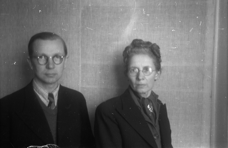 TRÜ arheoloogia kateedri  juhataja (1944-50) prof Harri Moora ja klassikalise filoloogia kateedri vanemlaborant (1941-46) Lydia Pintmann