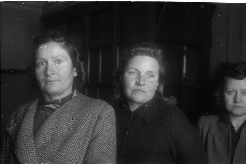 Anorgaanilise keemia kateedri laborant (1944-60) Helmi Kaseoru (vasakult), Leida Tiirman, anorgaanilise keemia kateedri laborant (1944-70) Gertrud Rümmel.