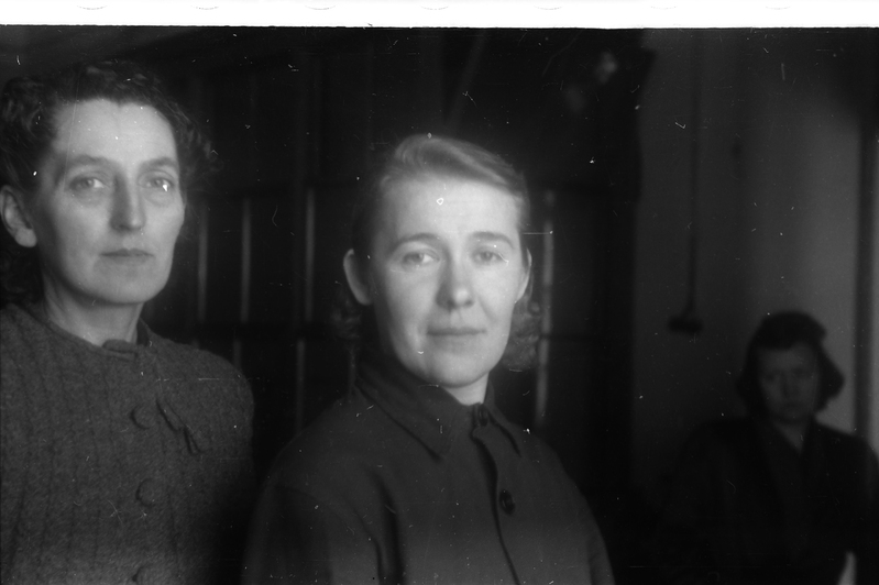 Anorgaanilise keemia kateedri vanemlaborant, assistent, õpetaja, vanemõpetaja (1944-57) Linda Imelik (vasakul) ja Eha Puistaja