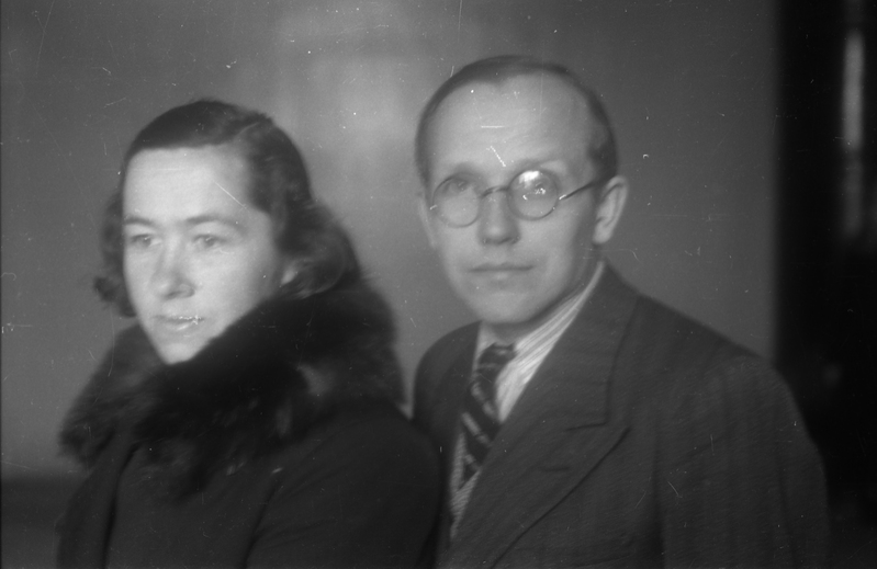 TRÜ eesti keele ja soome-ugri kateedrite assistent (1945-49) Gerda-Marie Laugaste (vasakul) ja TRÜ rahvaluule kateedri juhataja dotsent (1944-47) Eduard Laugaste