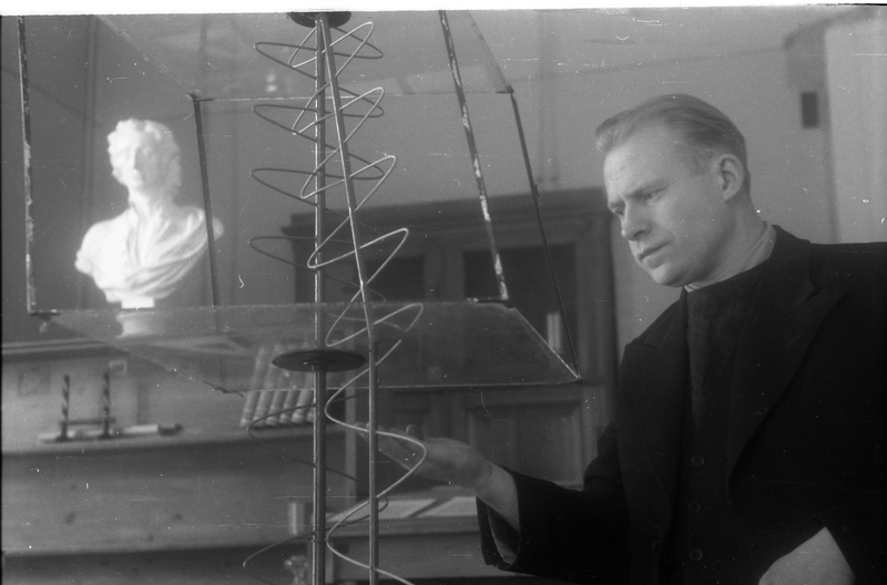 TRÜ füüsika kateedri dotsent, kohakaasluse alusel haldusprorektori abi ja varustusprorektori kt (1944-1945) Anatoli Mitt oma töökabinetis