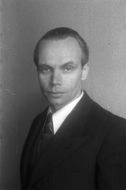 TÜ haldusametnik ja juriskonsult, asjadevalitseja ja teadusprorektori abi (1940-1951) August Maaroos