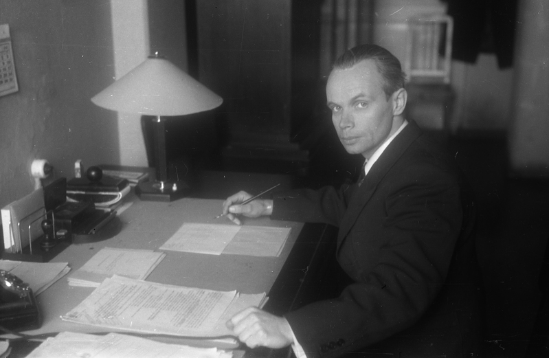 TÜ haldusametnik ja juriskonsult, asjadevalitseja ja teadusprorektori abi (1940-1951) August Maaroos kirjutuslaua taga istumas