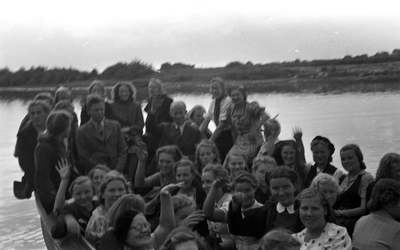 Neiud paatides (Väljasõit mootorpaatidega, Tütarlastekool)