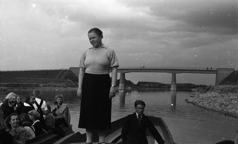 Ühes paadis naine ja noormees ja teises neiud, taamal Luunja sild  (Väljasõit mootorpaatidega, Tütarlastekool)