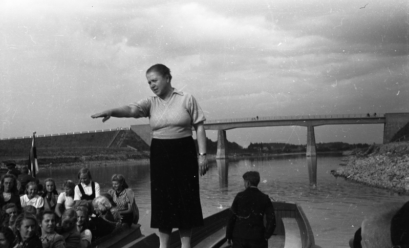 Ühes paadis naine ja noormees ja teises neiud, taamal Luunja sild (Väljasõit mootorpaatidega, Tütarlastekool)