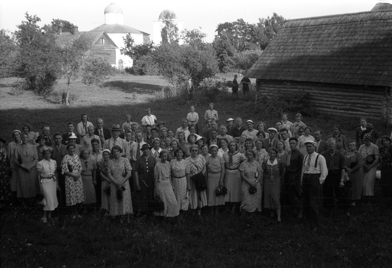 Grupipilt, taamal hooned (Petseri klooster, ekskursioon?)