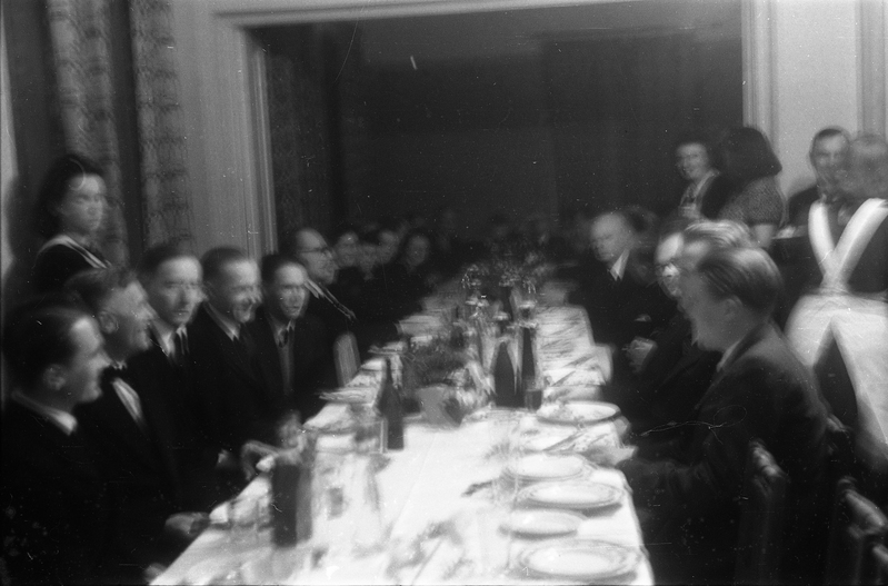 Inimesed peolaua ümber (Treffneri gümnaasiumi juubel - vilistlased)