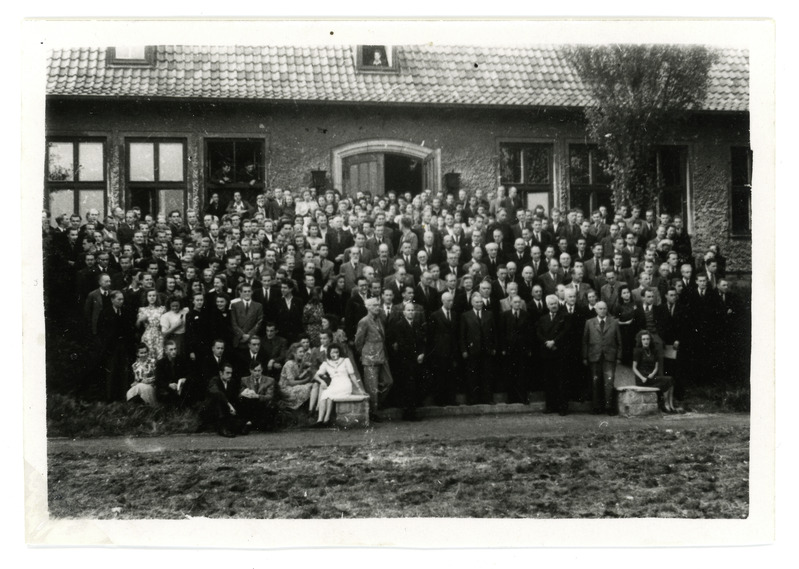 Balti Ülikooli presidendi Fricis Gulbise lahkumisaktuse grupipilt Aula Magna ees, 9. sept. 1948