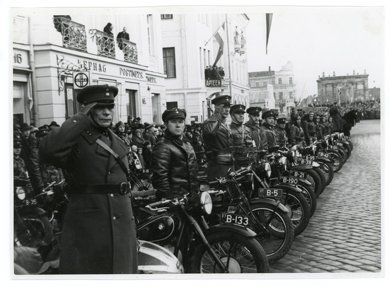 Hugo Kaho Kaitseliidu paraadil Tartus 1930. aastate teisel poolel