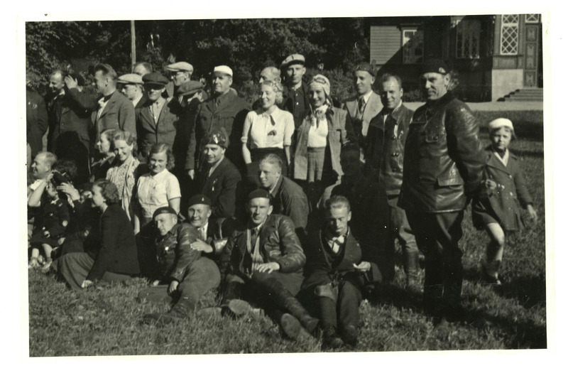Hugo Kaho grupildil Türi majanduskooli pargis Säreveres, 13. juuni 1937