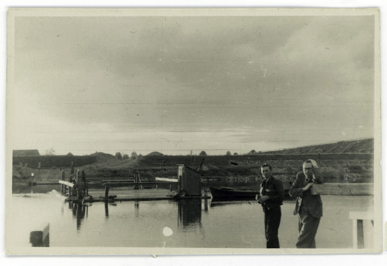 Robert Karl Kaho kaaslasega jõe ääres parve ootamas