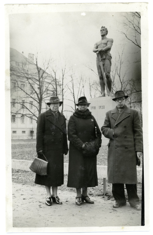 Elisabeth Kaho poja ja naisega Eesti Vabadussõja mälestussamba ees Tartus Vabaduse puiestikus 1939. aasta aprillis