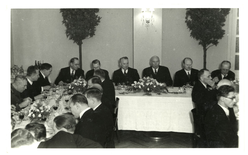 Hugo Kaho pidulikul istumisel