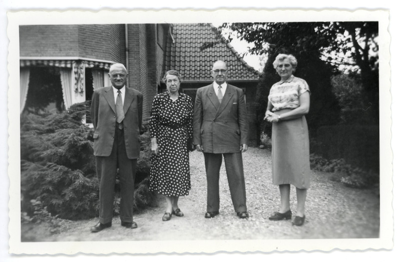 Hugo ja Elisabeth Kaho kaaslastega maja ees