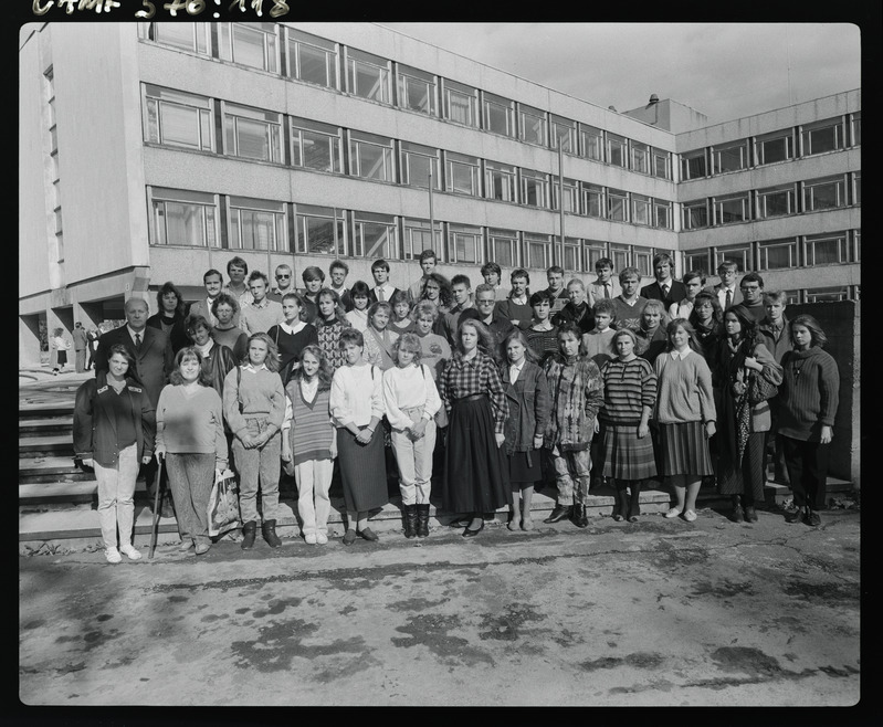 Tartu ülikooli psühholoogia üliõpilaste grupipilt füüsikahoone trepil. 21. september 1988. a.